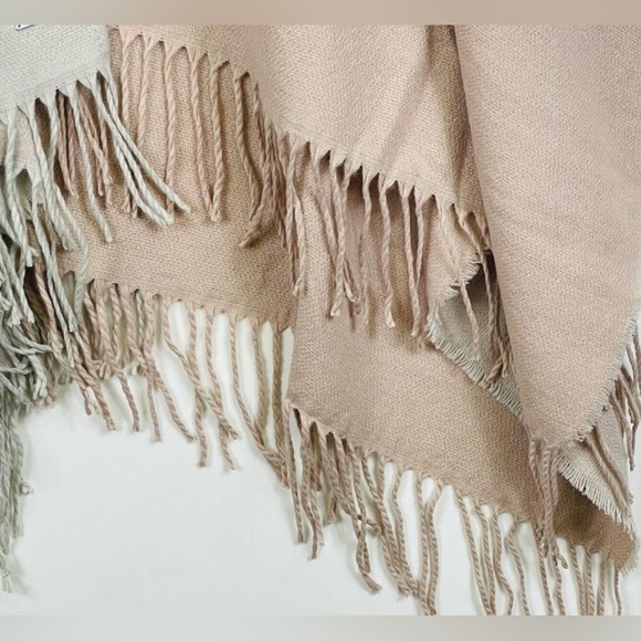 Soia & Kyo Beige and Gray Poncho - one size fits most - Picture 5 of 6